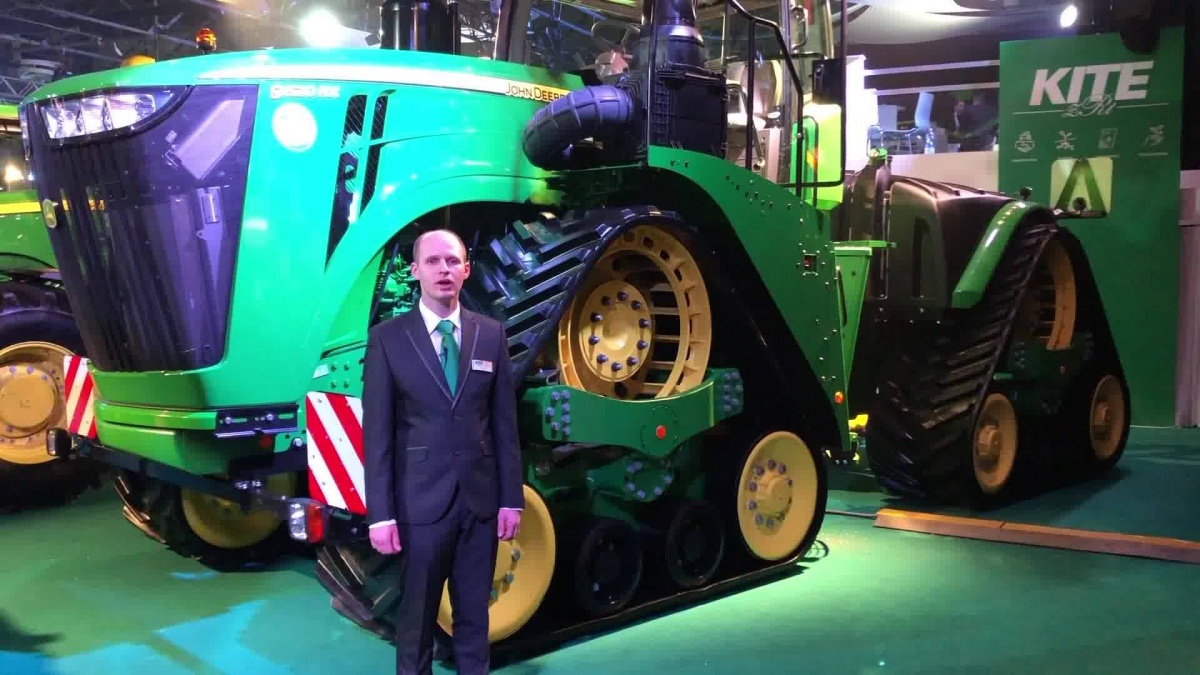 Itt a legerősebb John Deere! 620 lóerős teljesítményével a 9620RX nehéztraktor két erőgépet is kiválthat.