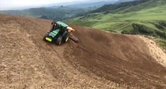 Traktoros akrobatika extrém lejtőn