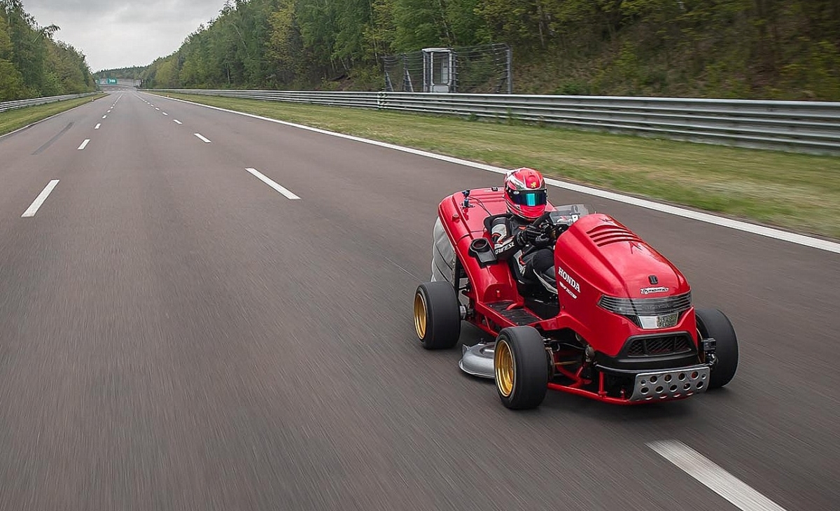 Ha nem tudta, mi hiányzik: itt a fűnyírók Bugattija (videótartalommal)