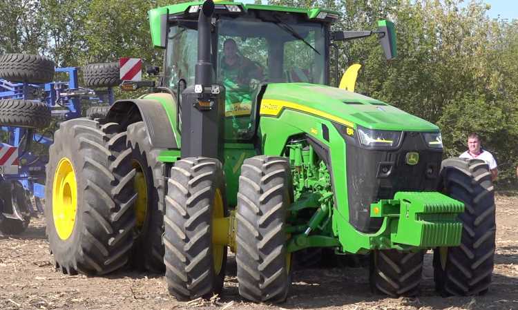 Először láthatták gyakorlat közben az új generációs John Deere 8R traktort