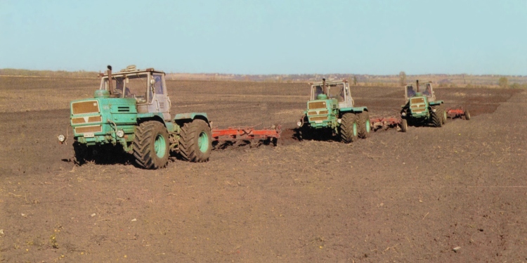 T-150 K traktor szánt