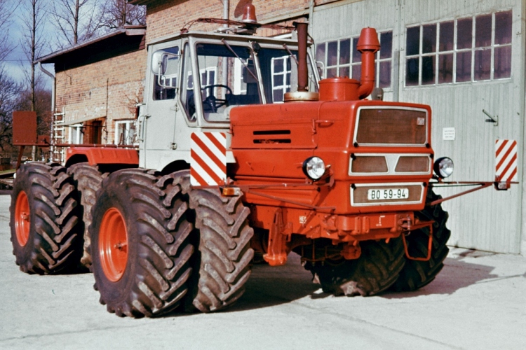 T-150 k traktor ikerkerékkel