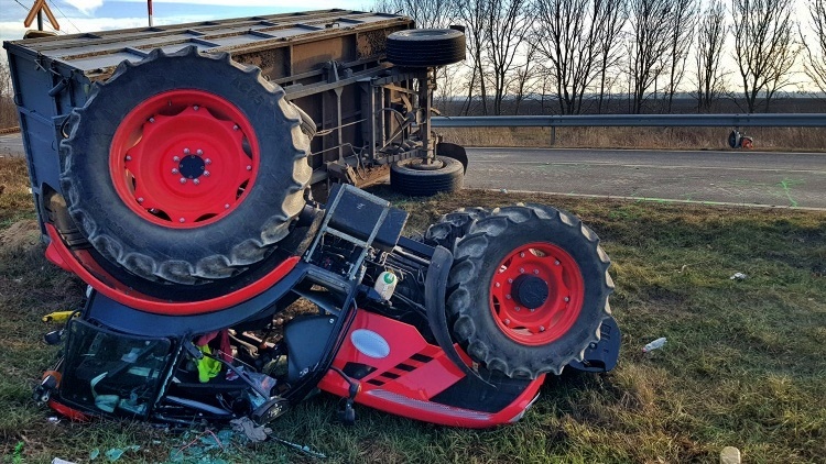 Közúti baleset, traktor.