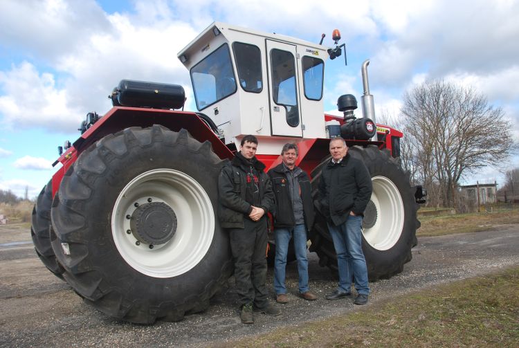 Rátkai Márton, Rátkai István és Szőke Antal, a HT-326 CS CombiSteer traktorral