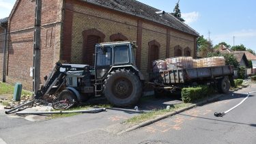 MTZ traktor és pótkocsi