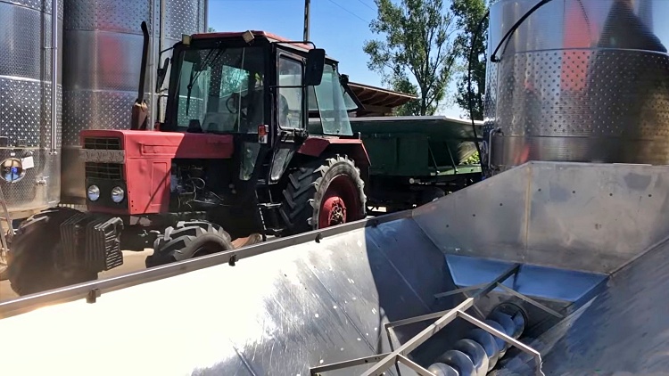 Traktor, szőlődaráló