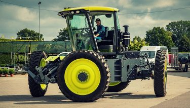 Négykerék-kormányzású holland traktor