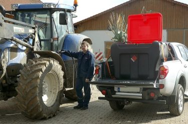 New Holland traktor tankolása