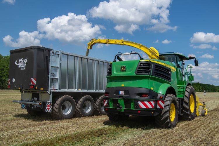 Fliegl ASW 381 letoló pótkocsi és John Deere 8300 önjáró szecskázó