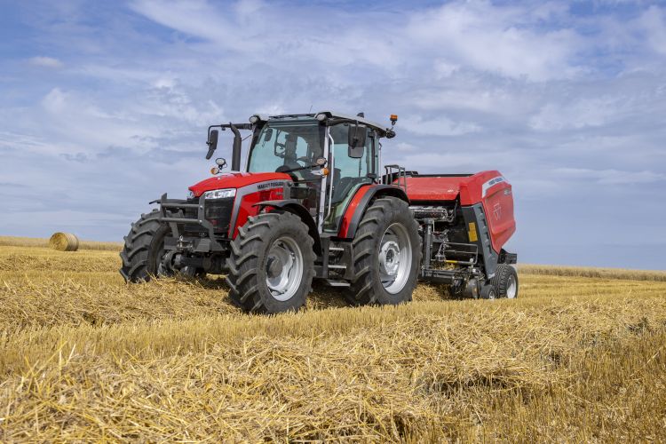 MF5M traktor bálázóval