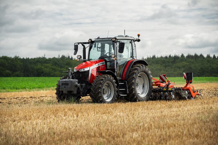 MF5M traktor rövidtárcsával munkában