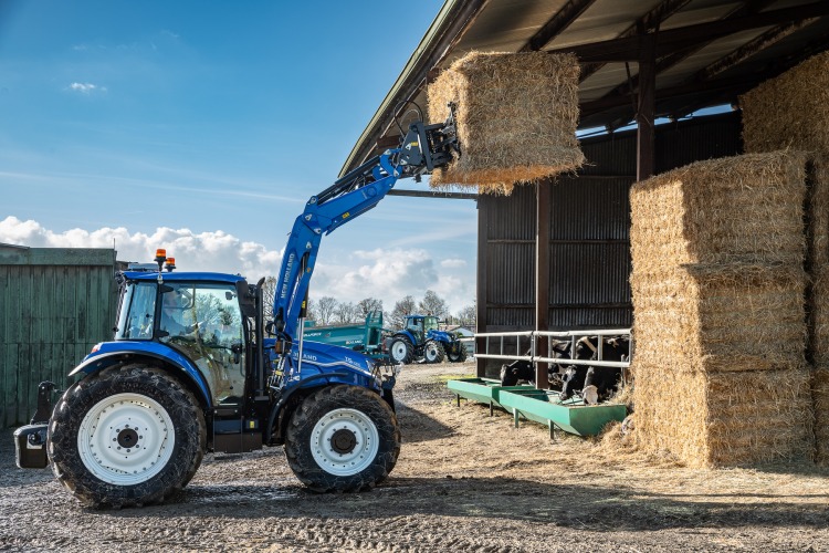 New Holland T5 Utility traktor homlokrakodóval