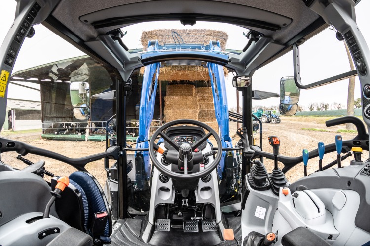 New Holland T5 Utility traktor vezetőfülke belső