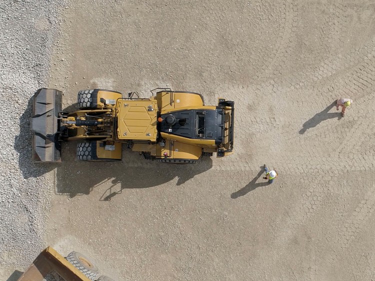 Új biztonsági és hatékonysági rendszerek a Caterpillar rakodókhoz