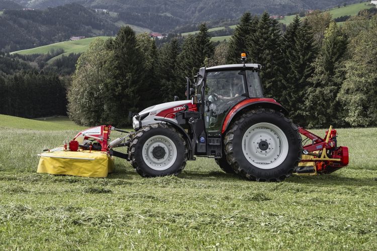 Steyr Plus traktor Pöttinger kaszákkal