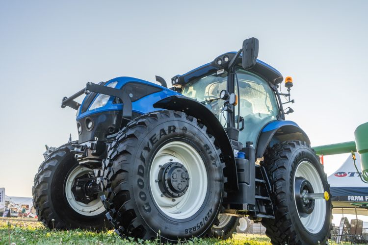New Holland traktor Goodyear gumival