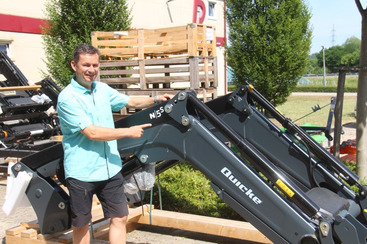 Közel 600 eladott Quicke homlokrakodó több mint 20 év alatt