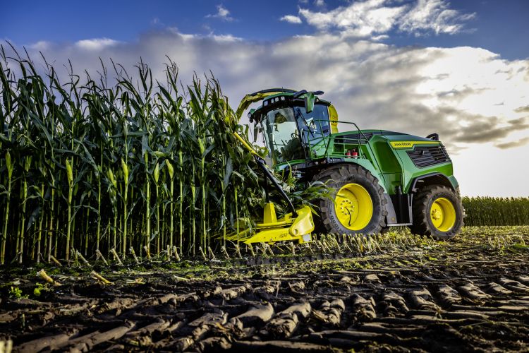 John Deere F8 silózó