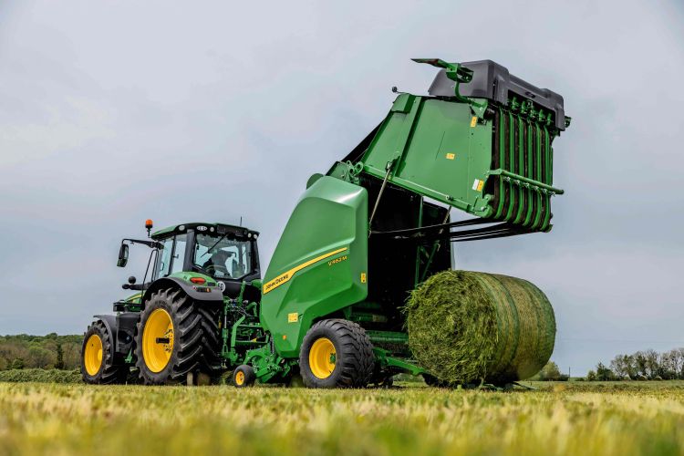 John Deere V462R bálázó