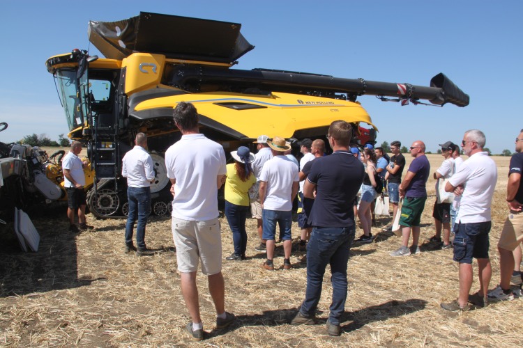 Új kombájn, ami kettőt is kiválthat: íme a New Holland CR11 – videóval