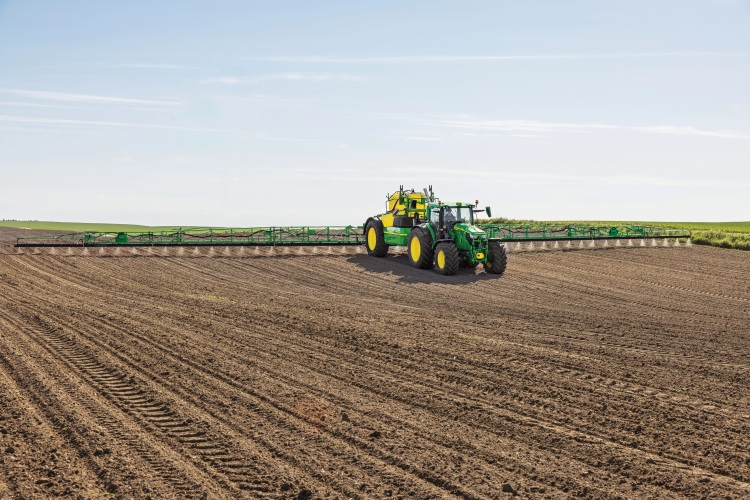 Intelligens technológia, elsőosztályú precizitással – John Deere R900-as permetezőcsalád