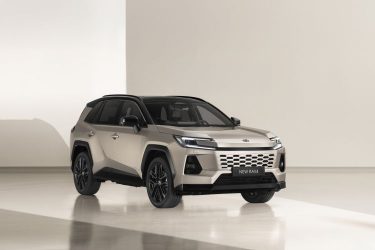 GÉPmax Tudástár: geofencing – A geofencing olyan digitális technológia, amely előre meghatározott földrajzi zónákhoz köti a jármű bizonyos funkcióit. A Toyota RAV4 esetében ez azt jelenti, hogy a rendszer automatikusan elektromos üzemmódra vált, amikor például belép egy városi környezetvédelmi zónába. Így a sofőrnek nem kell manuálisan beavatkoznia, a jármű magától optimalizálja a hajtáslánc működését a környezeti és közlekedési feltételek alapján, ami egyszerre szolgálja a hatékonyságot és a kibocsátáscsökkentést.