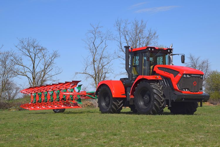 Kirovec traktor Sukov ekével