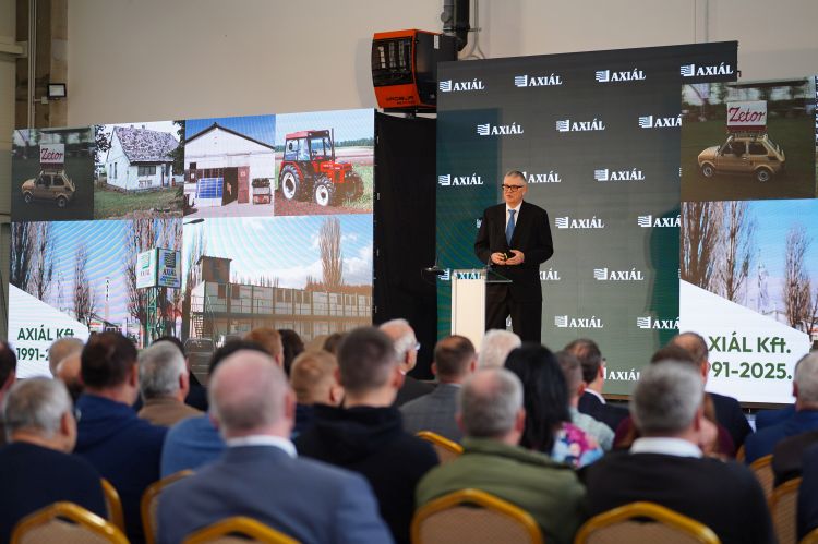 Harsányi Zsolt Axiál Kft. tulajdonos-ügyvezető.