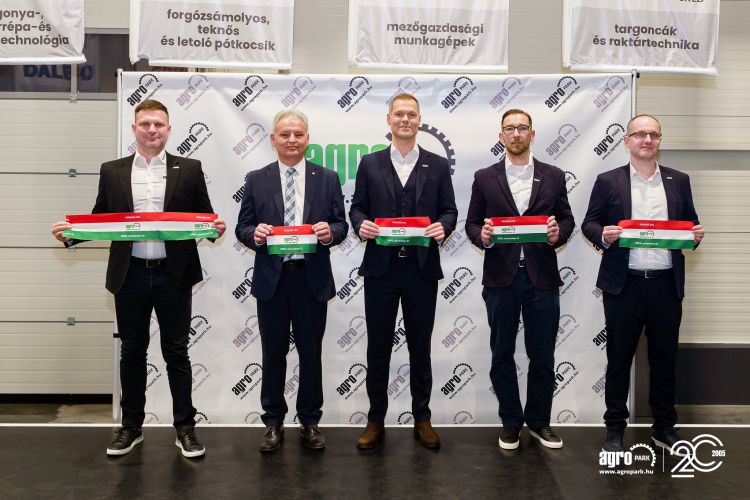 Középen Horváth Sándor, Seregélyes polgármestere és Varga Zoltán, az AGROPARK ügyvezető tulajdonosa az AGROPARK vezetőségével