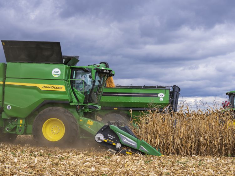 John Deere S7 700-as kombájn