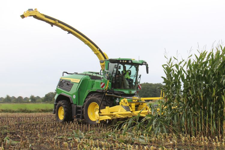 Új John Deere silózók, megújult hengeresbálázók és a digitalizáció a tejágazatban