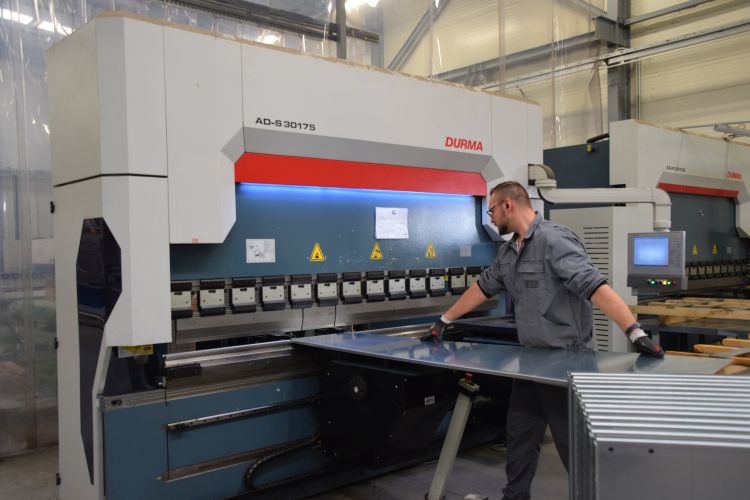 Lemezhajlítás, élhajlító berendezéssel