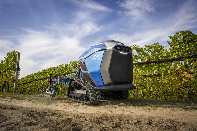 New Holland R4 Robot