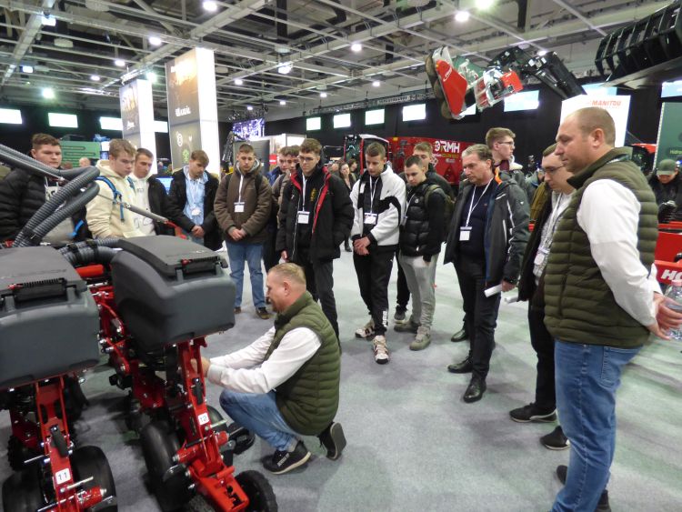 Középiskolai diákok az AgrárgépShow és az AGROmashEXPO kiállításon
