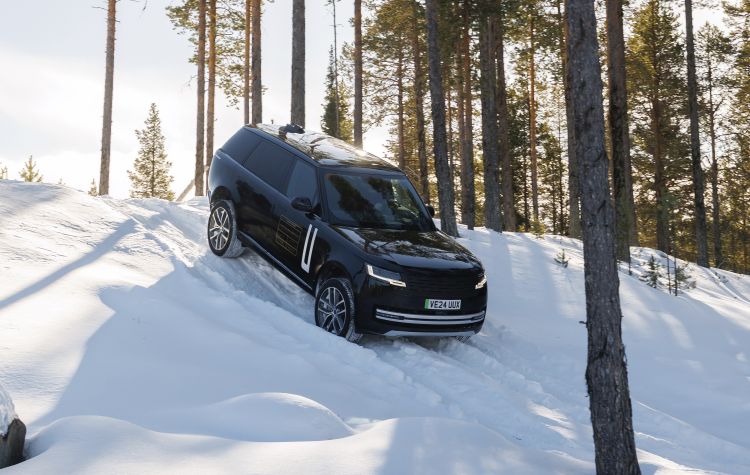 Jégen edzik a Range Rover Electricet