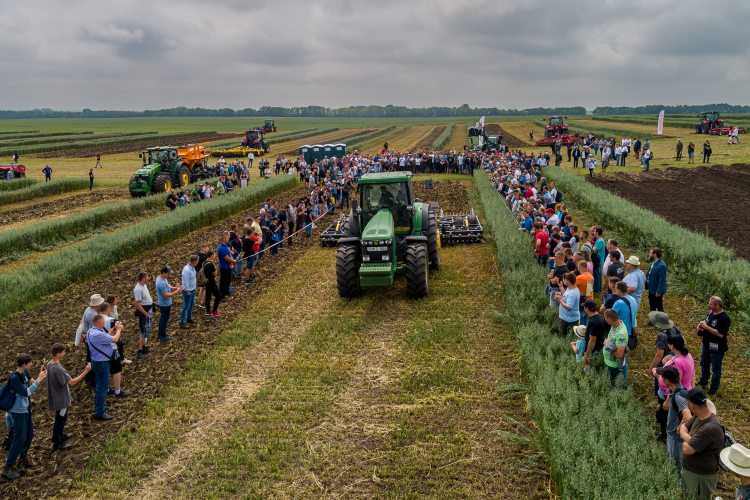 Traktor dolgozik a bemutatón