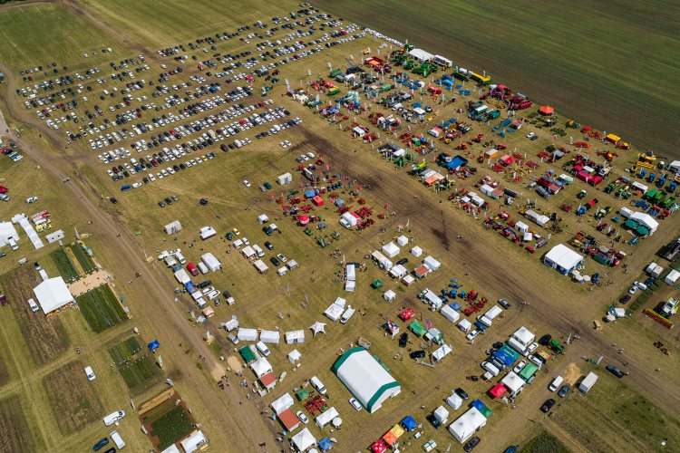 A légi felvételen a NAK Szántóföldi Napok és AgrárgépShow mezőfalvai helyszíne látható, kiállítói standokkal, gépbemutatókkal és parkolóterületekkel.