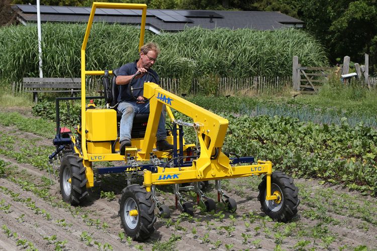 HAK LTC1 – kompakt eszközhordozó sorközműveléshez