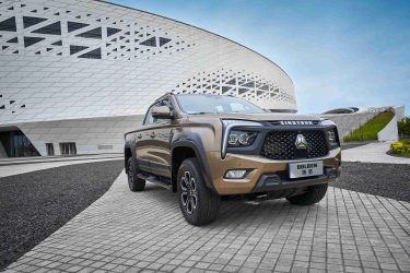 GÉPmax Tudástár: Sinotruk Bolden – globális piacra fejlesztett pickupjármű, amely dízelmotorral, automatikus összkerékhajtással, differenciálzárakkal, több menetmóddal és fejlett vezetéstámogató rendszerekkel ötvözi a közúti használhatóságot a terepképességgel; felépítése a haszonjárműves, agrár- és általános munkavégzési igényekhez igazított sokoldalú üzemeltetést szolgálja.