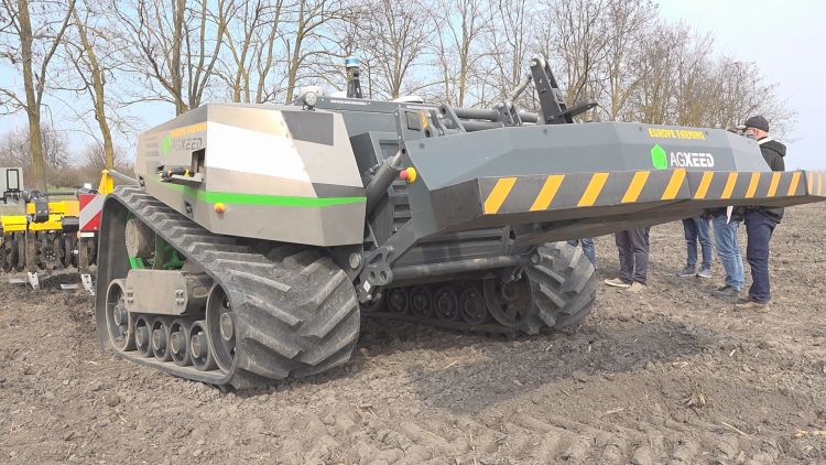 Ember nélkül dolgozik: autonóm robottraktor Solton