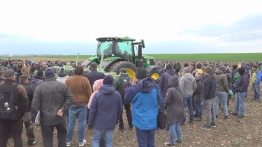 Traktor vetőgéppel munka közben a mezőfalvi VETÉSI NAPON (2026. március 27.). Fotó: Kristóf Imre/Horizont Média