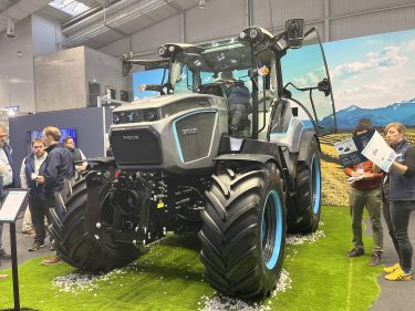 TADUS 100 kW-os akkumulátoros traktor