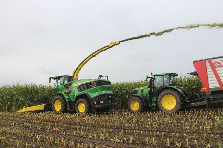 John Deere F8 silózó