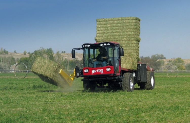 340 lóerős önjáró bálagyűjtő Amerikából