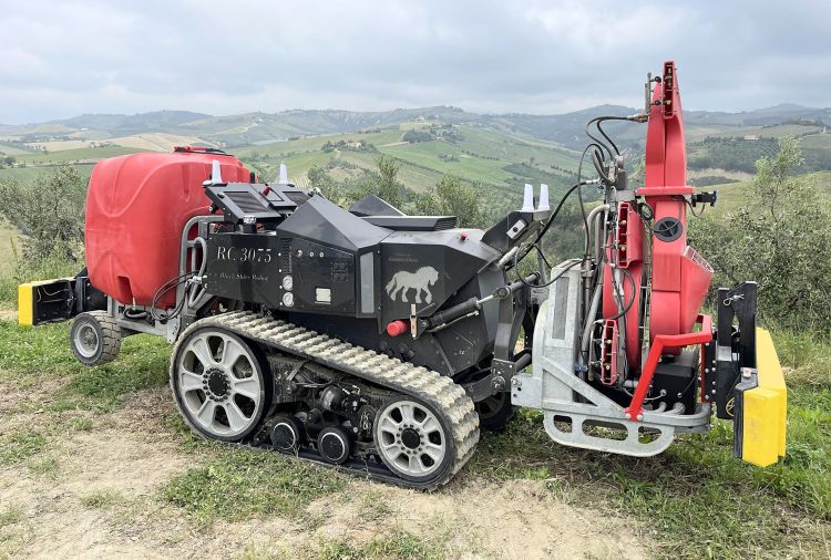 Black Shire RC3075 robot a sorok között