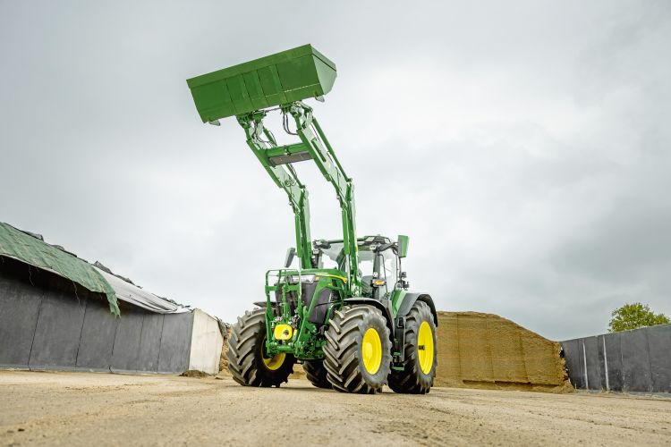 John Deere 665R és 685R homlokrakodók